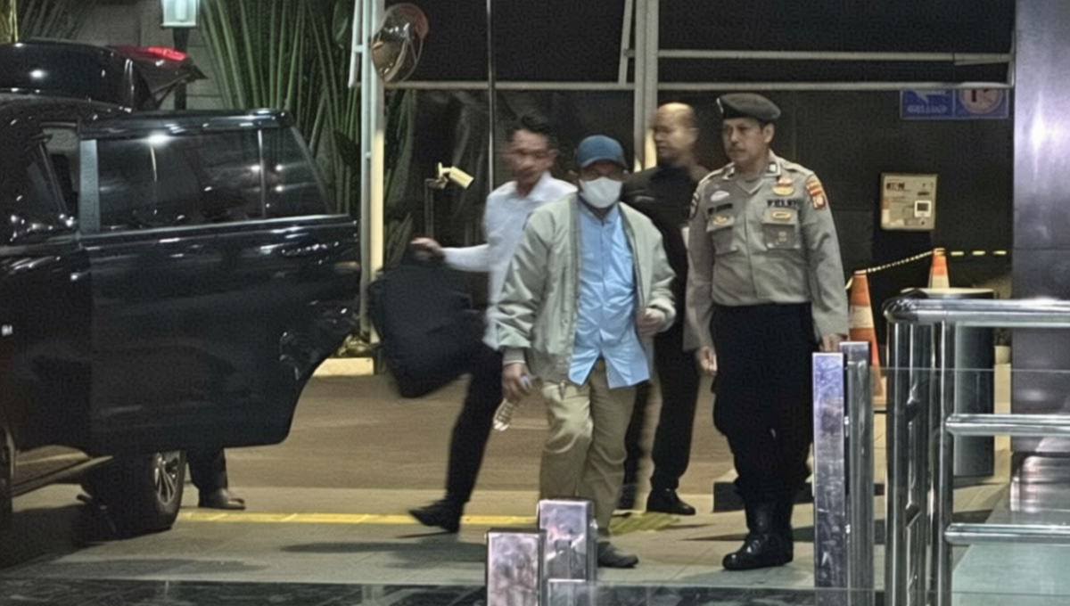 Muka Bupati Lalu Ahmad Zaini Ditutupi Masker – Huuuu