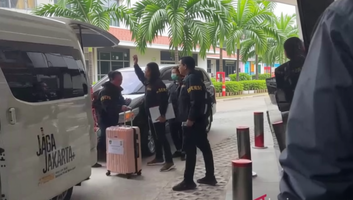 What Happened During: Polri Datangi Kejagung Terkait Kasus Febrie, Serahkan Koper Berkelir Merah