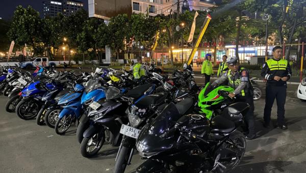 Malam-malam Polisi Angkut Puluhan Sepeda Motor Berknalpot Bising di Bandung