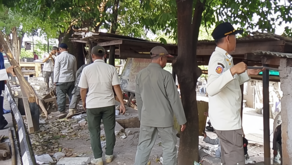 Pedagang Selalu Minta Waktu – Bangunan Liar di Jakarta Timur Akhirnya Dibongkar