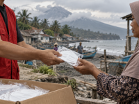 PMI Banten Bagikan Masker Cegah Paparan Abu Vulkanis Gunung Anak Krakatau
